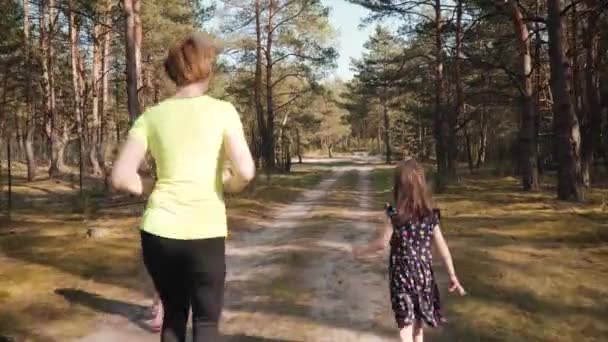 Mor Och Två Döttrar Klänningar Körs Skogen Sommaren — Stockvideo