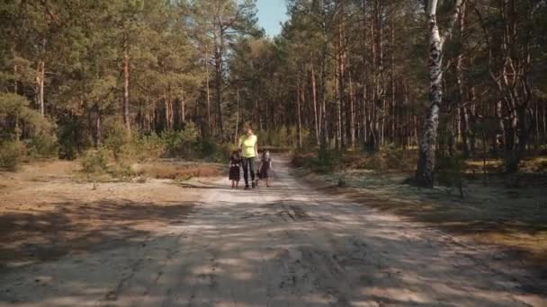 Anya Két Lánya Ruha Fut Nyári Erdőben — Stock videók