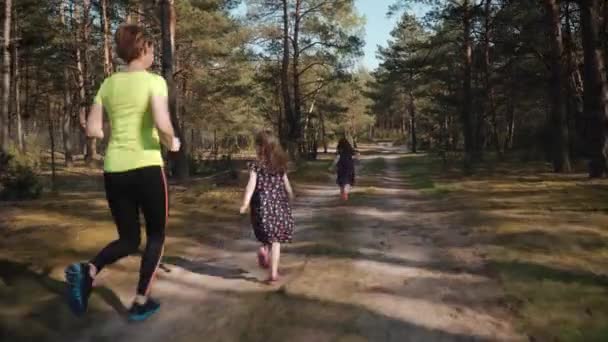 Madre Dos Hijas Vestidos Están Corriendo Bosque Verano — Vídeo de stock