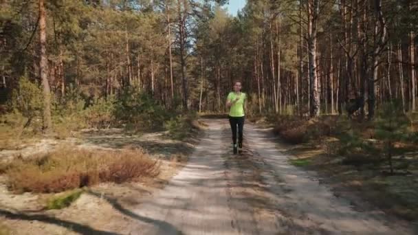 Mulher Uma Roupa Esportiva Corre Através Uma Bela Floresta Verão — Vídeo de Stock