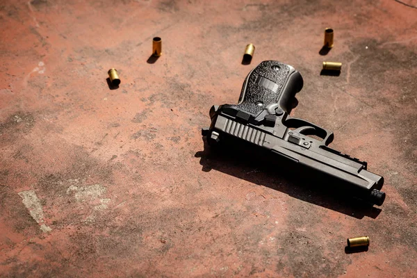 Pistola no backgroound vermelho concreto — Fotografia de Stock