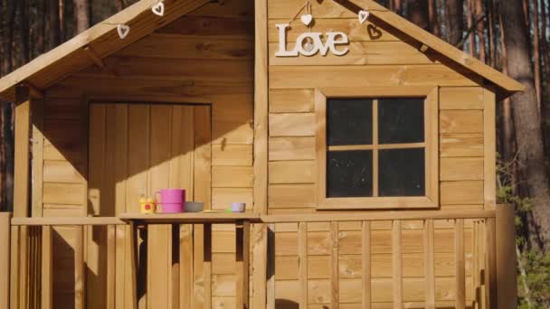 Sevimli Küçük Kız Yaz Aylarında Bir Treehouse Oynuyorlar — Stok video