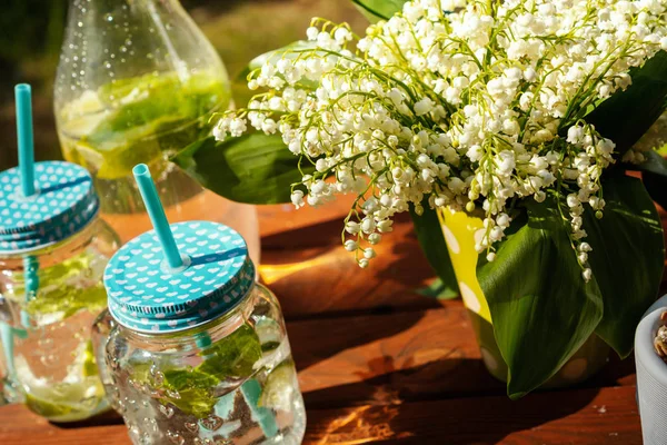 Twee glazen vol heerlijke limonade op een picknicktafel — Stockfoto