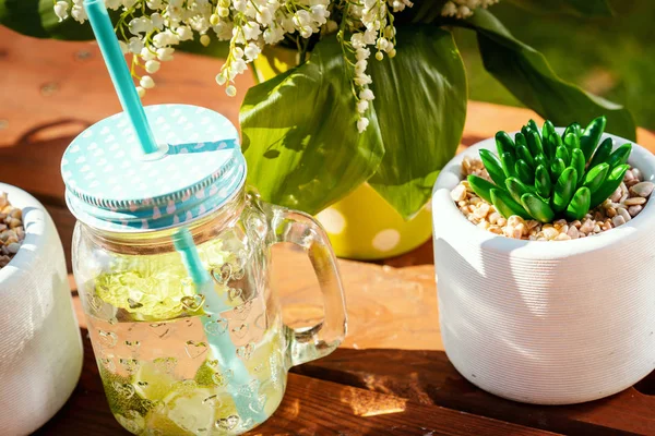 Glas heerlijke limonade op een picknicktafel — Stockfoto