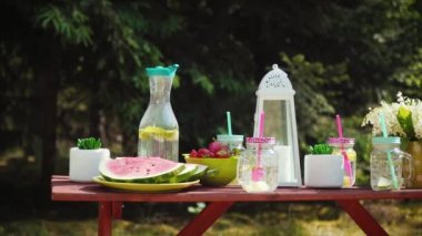 sulu meyve ve lezzetli limonata bir yaz Parkta piknik masası