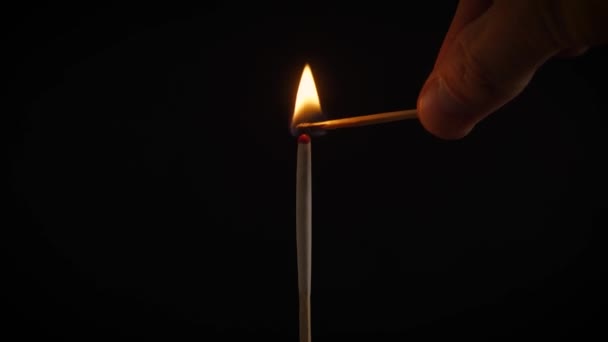 Isolierte Flamme, die auf einem Streichholz auf schwarzem Hintergrund brennt — Stockvideo