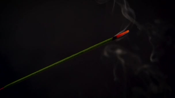 Siyah bir arkaplanda izole edilmiş yanan tütsü — Stok video