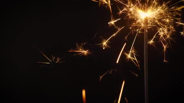 Hermosas chispas de fuego de palo frío sobre un fondo negro — Vídeo de stock