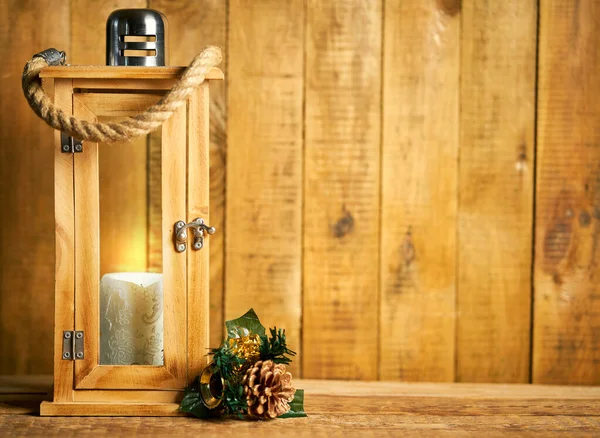 Boże Narodzenie drewniana latarnia na tle starych drewnianych desek — Zdjęcie stockowe
