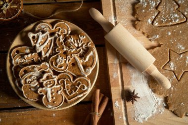 Noel için zencefilli ekmek ve ahşap masada kurabiye keskisi.