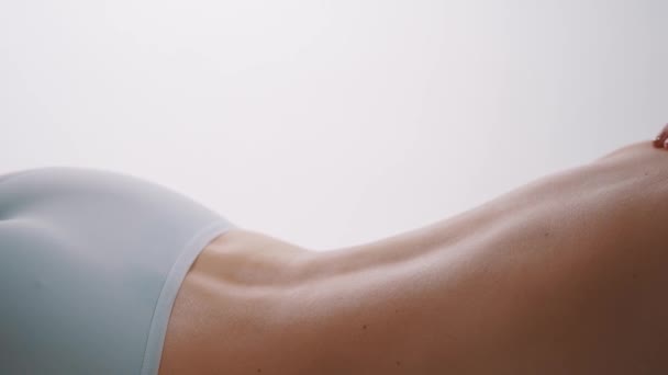 Schöner Rücken einer attraktiven Frau in weißen Höschen — Stockvideo