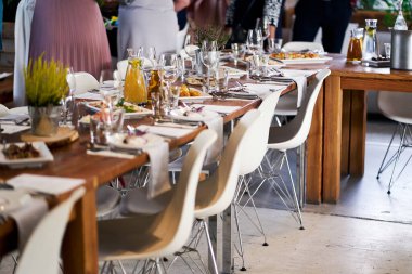 Parti ya da düğün için hazırlanmış zarif masalar 