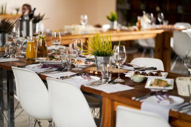 Parti ya da düğün için hazırlanmış zarif masalar 