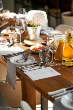 Parti ya da düğün için hazırlanmış zarif masalar 