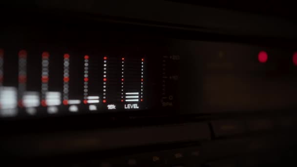 Equalizer-Anzeige mit blinkenden Frequenzpegeln — Stockvideo