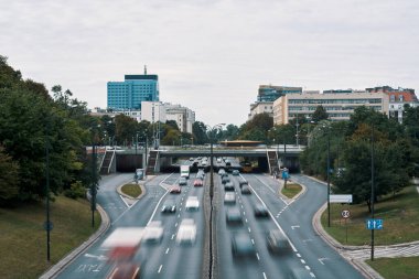 Büyük şehir sokaklarının yatay görüntüsü