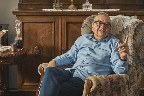 Judío mayor sentado en sillón en casa tradicional —  Fotos de Stock
