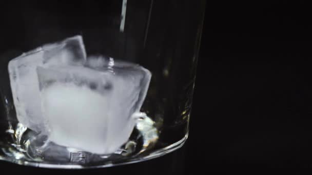 deux glaçons tombent dans un verre vide 