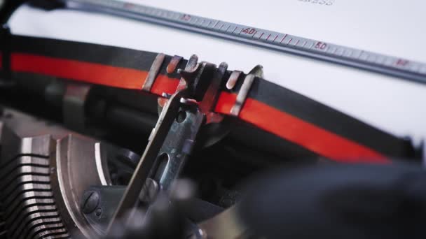 Woord hoofdstuk op papier in een oude typemachine — Stockvideo