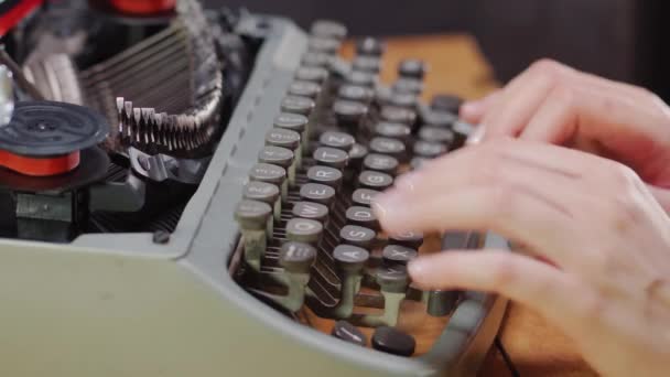 Жіночі руки на старій друкарській машинці — стокове відео