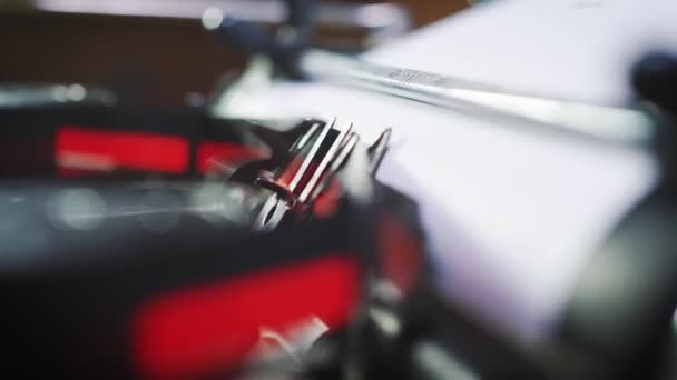 Palabra sobre papel en una vieja máquina de escribir — Vídeo de stock