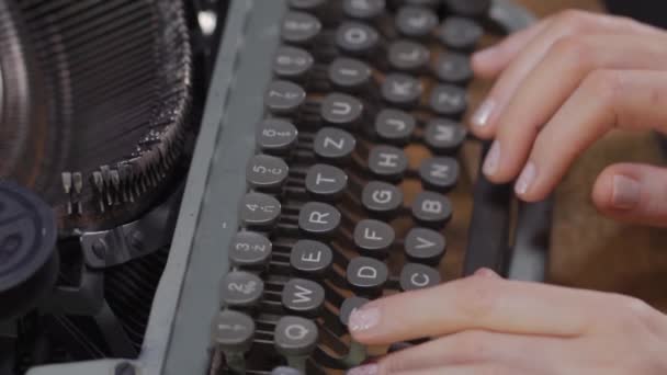 Женщины руки на старой пишущей машинке — стоковое видео