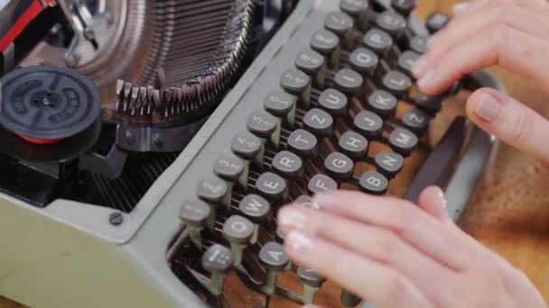 Женщины руки на старой пишущей машинке — стоковое видео