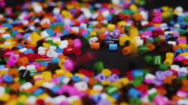Düşen küçük plastik ve siyah boncuklar