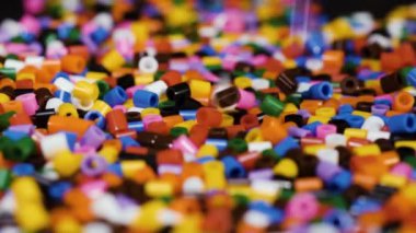 Düşen küçük plastik ve siyah boncuklar