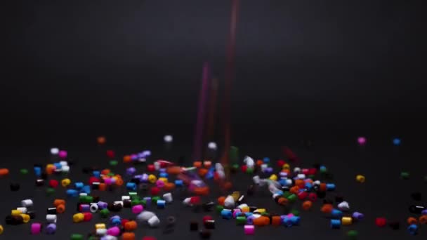 Chute de petites perles en plastique et noir — Video