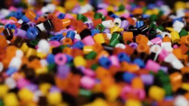 Düşen küçük plastik ve siyah boncuklar