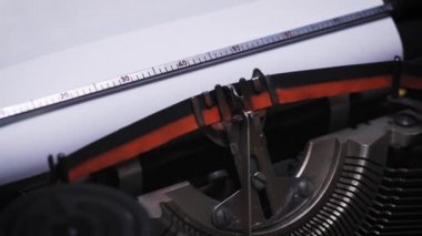 Kağıt üzerinde eski bir daktiloda kelime bölümü