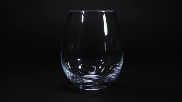 Deux glaçons tombent dans un verre vide — Video