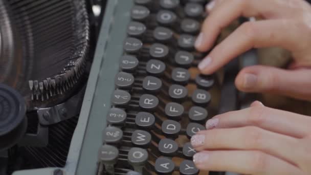 Donne mani su una vecchia macchina da scrivere — Video Stock