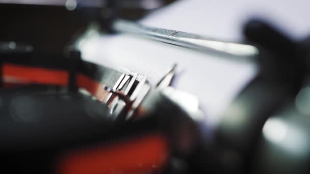 mot sur papier dans une vieille machine à écrire 