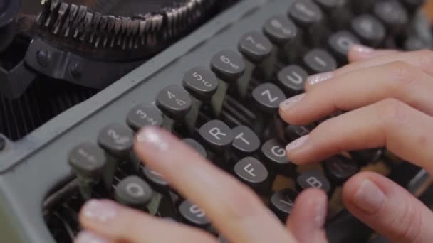 Γυναίκες χέρια σε μια παλιά γραφομηχανή — Αρχείο Βίντεο