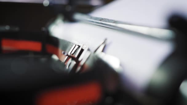 mot sur papier dans une vieille machine à écrire 