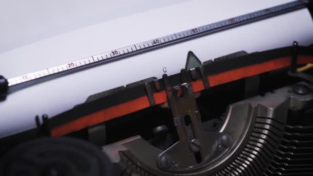 Woord hoofdstuk op papier in een oude typemachine — Stockvideo