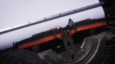 Kağıt üzerinde eski bir daktiloda kelime bölümü