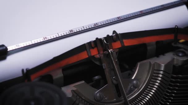 Word chapter on paper in an old typewriter — Stock Video