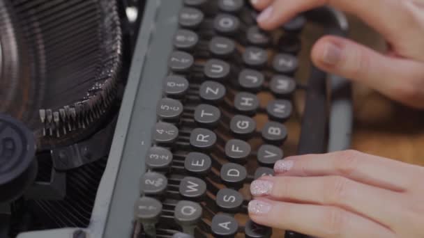 Womans mains sur une vieille machine à écrire — Video