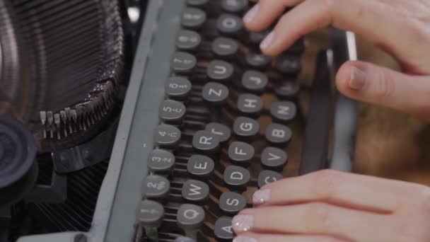 Vrouwen handen op een oude typemachine — Stockvideo