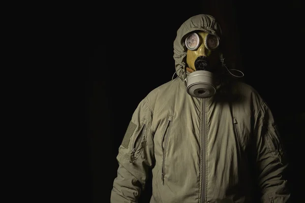 ガスマスクの男はコロナウイルスから身を守る — ストック写真