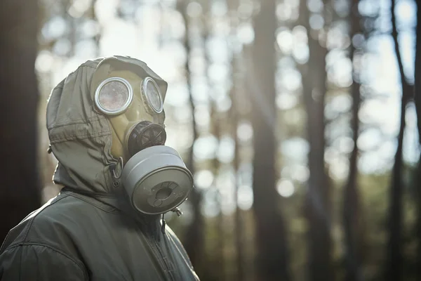 Homem com uma máscara de gás protege-se do coronavírus — Fotografia de Stock