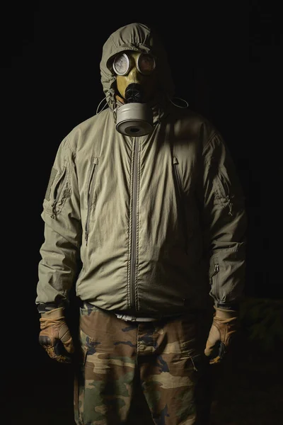 Man met een gasmasker beschermt zichzelf tegen het coronavirus — Stockfoto