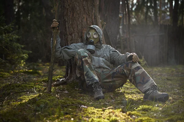 Homem com uma máscara de gás protege-se do coronavírus — Fotografia de Stock