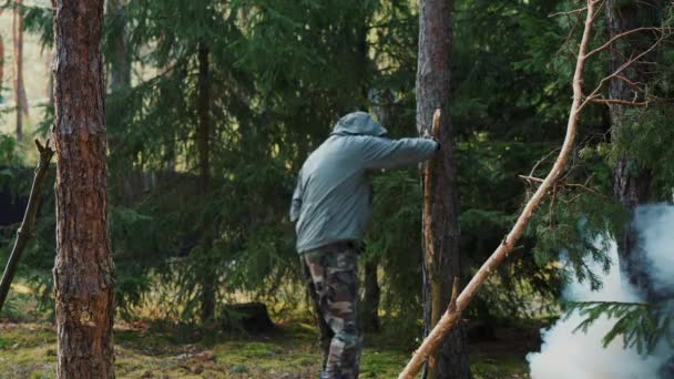 Man met een gasmasker loopt in het bos met gas — Stockvideo