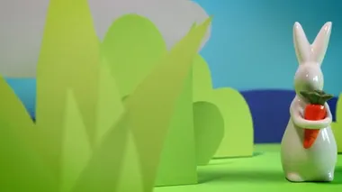 Paskalya tavşanı ile yeşil bahar arka planı