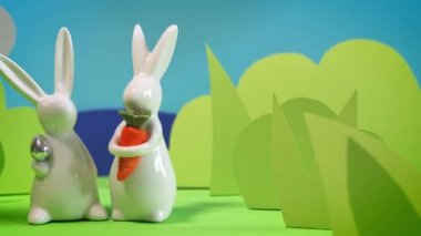 Paskalya tavşanları ile güzel yeşil bahar arka planı