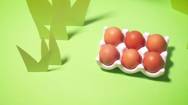 Hermoso fondo de primavera verde con huevos de Pascua — Vídeos de Stock